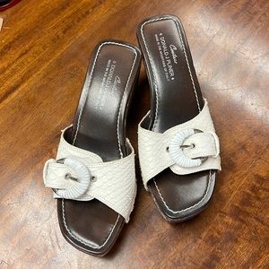 ꧁🅢🅞🅛🅓꧂ DONALD J PLINER white leather snakeskin wedges.🐍